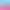Zwei Personen sitzen in einem rosa Cabriolet, heben die Arme in die Luft unter einem blauen Himmel.